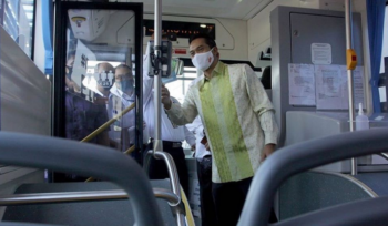 Direktur Utama Bakrie & Brothers Anindya Bakrie saat mencoba bus listrik