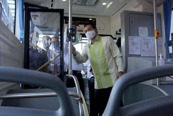 Direktur Utama Bakrie & Brothers Anindya Bakrie saat mencoba bus listrik